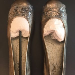 New- Rose Petals Pewter Flats with Toe Design